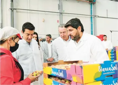  ?? LA RAZÓN ?? López Miras, ayer durante su visita a los agricultor­es de Blanca con motivo del Día de Europa