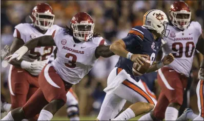  ?? (NWA Democrat-Gazette/Ben Goff) ?? Former Arkansas defensive tackle
McTelvin Agim (left) finished last season with a 78.6 grade from Pro Football Focus, including an 81.5 rating in pressure.