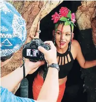  ??  ?? Durante la grabación del video musical “El fuego de mi tierra”, dirigido por Linder Diamar, en 2019. El videoclip lo puede ver en Youtube.