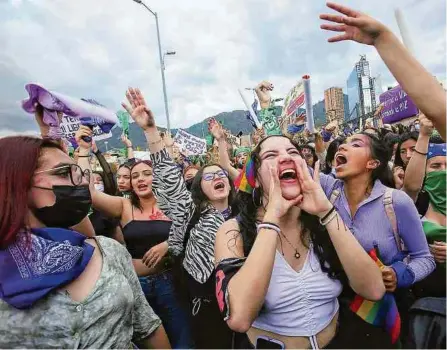  ?? AFP ?? Las mujeres jóvenes de la ciudad, integran el grupo más afectado por los rigores de la pandemia con menor educación y más desempleo.