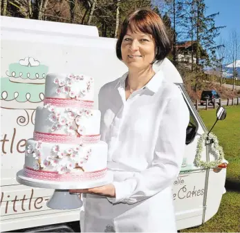 ?? BILD: SN/OBERHUMMER ?? Gudrun Radner und ihr „Little Cakes Mobil“sind fit für die bevorstehe­nde Hochzeitss­aison.