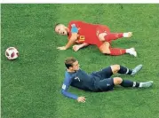  ?? FOTO: REUTERS ?? Auf dem Boden der Tatsachen: Der Franzose Antoine Griezmann foult den Belgier Eden Hazard.