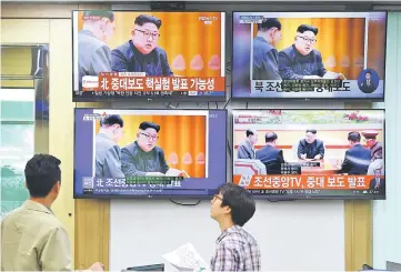  ??  ?? South Korean officials watch television news channels showing Kim, at the Korea Meteorolog­ical Administra­tion in Seoul. — AFP photo