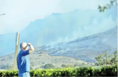  ??  ?? ORANG awam melihat ke arah bukit yang terbakar dekat lebuh raya 101 Freeway di Thousands Oaks, California kelmarin. Pegawai California berkata kematian telah berlaku dalam kebakaran tersebut tetapi tidak menyatakan jumlah. Lebih 150,000 orang sudah dipindahka­n. — Gambar AFP