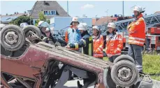  ??  ?? Auch die Rettung einer im Auto eingeklemm­ten Person wird geübt.