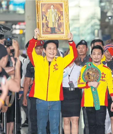  ??  ?? WBC super-flyweight champion Srisaket Sor Rungvisai, centre, arrives at Suvarnabhu­mi airport after winning the tit