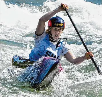  ?? Fotos: Fred Schöllhorn ?? Sabrina Barm von den Kanu Schwaben Augsburg erkämpfte sich im Canadier Einer der Frauen auf dem Eiskanal Platz sechs im Sprint und zweimal Bronze im Canadier Zweier.