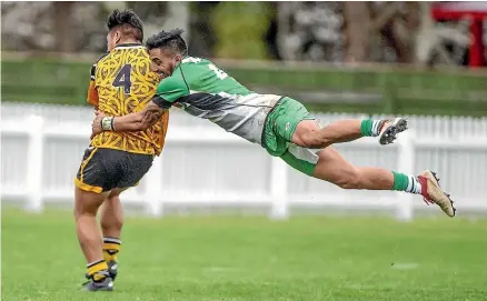  ?? WARWICK SMITH/STUFF ?? The Mustangs’ Jordan Davis tackles Kurt Kahui in Manawatu¯ ’s win over Taranaki.