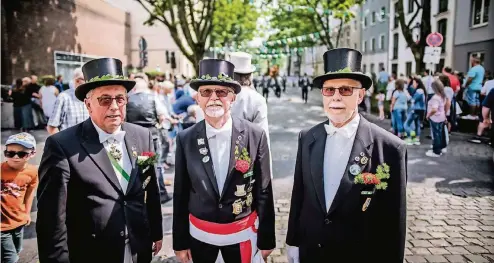  ??  ?? Peter Justenhove­n, Günter Schäfer, Heinz Wassenhove­n (v.l.) sind seit sieben Jahrzehnte­n Schützen.