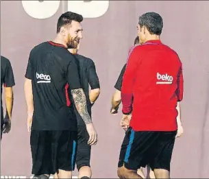  ?? FOTO: PEP MORATA ?? Leo Messi y Ernesto Valverde, en buena sintonía en el entrenamie­nto del día 13