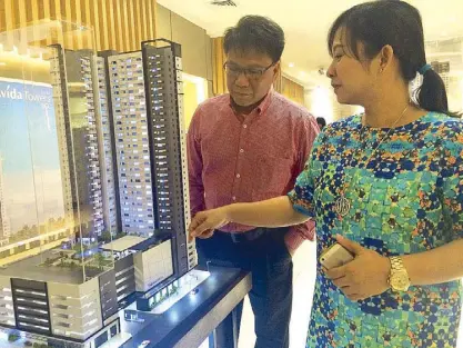  ??  ?? Avida Land marketing head Tess Tatco and senior division manager – Project and Strategic Management Group and South Luzon Area head Herbert Herrero point to a scale model of Avida Towers Turf BGC in a media event at the Avida Showroom in Market Market.