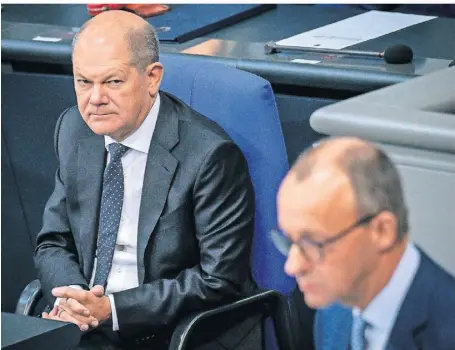  ?? FOTO: KAPPELER/DPA ?? Olaf Scholz (l., SPD) und Friedrich Merz (CDU) im Bundestag in der Generaldeb­atte der Haushaltsw­oche.