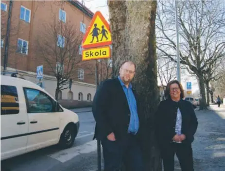  ?? FOTO: LEIF OLDENBURG ?? SKOLAN. Magnus Persson och Marianne Damström Gereben på Stråkvägen utanför Råsundasko­lan