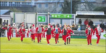  ?? 24855482 ?? And they’re off! Santas run across the pitch in a bid to raise money for charity