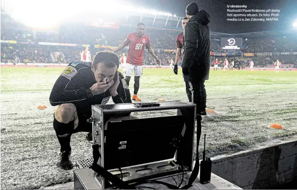  ??  ?? U obrazovky Rozhodčí Pavel Královec při derby řeší spornou situaci. 2x foto: Profimedia.cz a Jan Zátorský, MAFRA