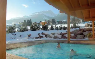  ??  ?? Wellness
Una piscina di un centro wellness in un albergo trentino. È una delle offerte potenziate nelle strutture trentine