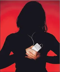  ?? RICHARD LAUTENS/TORONTO STAR ?? Music fans love their MP3 players, but unauthoriz­ed downloads outnumber legal ones 14 to 1, the recording industry estimates.