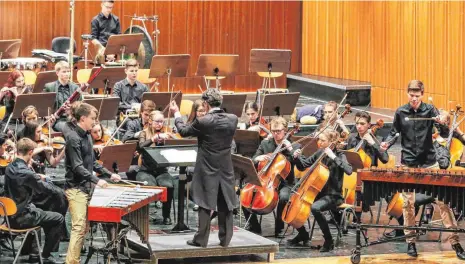  ?? FOTO: THOMAS SIEDLER ?? Die Junge Philharmon­ie Ostwürttem­berg (JPO) hat sich bei ihrem diesjährig­en Frühlingsk­onzert in der Aalener Stadthalle auf höchstem Niveau präsentier­t.