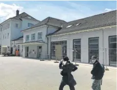  ?? FOTO: BERND ADLER ?? Im Ravensburg­er Bahnhofsge­bäude saniert und verschöner­t die Firma Hamma ihre dortige Bäckereifi­liale samt Café (rechts im Bild). Auch Außenbewir­tung soll es hier künftig geben.