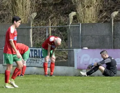  ?? FOTO GOYVAERTS ?? Ontgoochel­ing bij doelman Schrijvers (rechts) en maats: Lint degradeert.