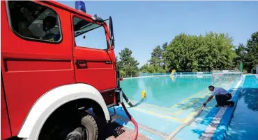  ?? Foto: dpa/Jan Woitas ?? Die Feuerwehr betankt in Serno mangels Löschwasse­r ihre Fahrzeuge mit Wasser aus dem Schwimmbad.