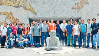  ??  ?? La delegación salvadoreñ­a la conformaro­n 6 alumnos y 5 profesores.