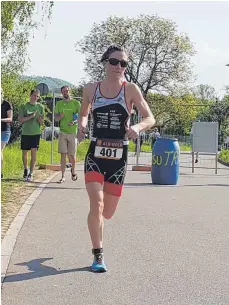  ?? FOTO: MENGENS TRIATHLETE­N ?? Lena Berlinger schwimmt, radelt und läuft in Neckarsulm bei heißen Bedingunge­n zu einem souveränen Sieg.