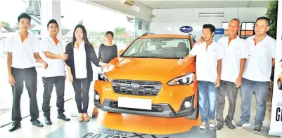  ??  ?? WARGA Shoreview Sdn Bhd bergambar bersama model Subaru XV 2.0i P yang dilancarka­n semalam.