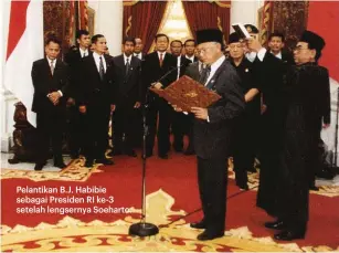  ??  ?? Pelantikan B.J. Habibie sebagai Presiden RI ke-3 setelah lengsernya Soeharto.