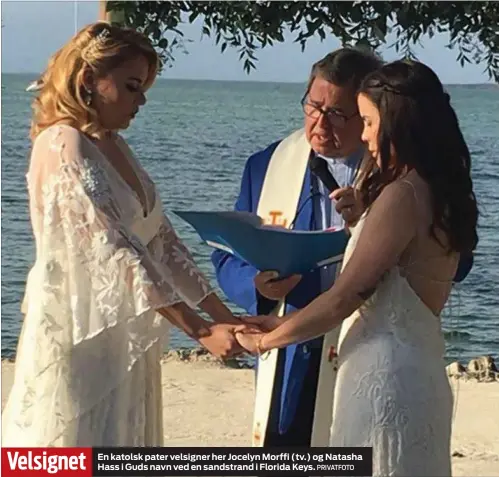 ?? PRIVATFOTO ?? En katolsk pater velsigner her Jocelyn Morffi (tv.) og Natasha Hass i Guds navn ved en sandstrand i Florida Keys.