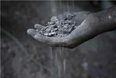 ??  ?? Con una máquina briquetado­ra, que ejerce una presión de hasta 200 toneladas, se forman briquetas de carbón con el material orgánico calcinado.