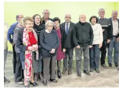  ?? ?? les personnes qui ont reçu un insigne, en compagnie des 4 maires