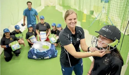  ??  ?? White Ferns Captain Suzie Bates sets up Hamilton Girls’ High School student Keitha Ormsby.