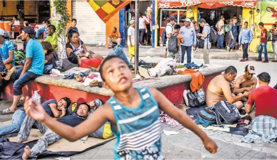  ??  ?? Ayer los centroamer­icanos descansaro­n en el municipio de Huixtla, donde más de 600 sufrieron desmayos por el calor.