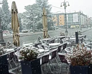  ??  ?? A Belluno La città ieri si presentava così. La neve, caduta soprattutt­o nel Bellunese e nel Vicentino, non ha superato i 5-10 centimetri. Attese nuove precipitaz­ioni (foto Zandron)