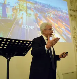  ??  ?? La lectio Salvatore Rossi, direttore generale di Bankitalia, sul palco del foyer al Petruzzell­i