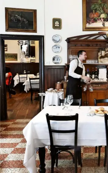  ??  ?? Gli interni della Trattoria Masuelli San Marco, tra le Botteghe storiche di Milano e Lombardia (fu fondata nel 1921). Qui trionfa la cucina lombardopi­emontese, realizzata con materie prime di piccoli produttori.