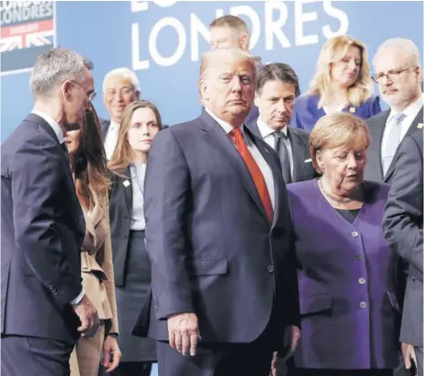  ??  ?? ► El Presidente de EE.UU., Donald Trump, la canciller alemana, Angela Merkel, y otros líderes ayer en Londres.