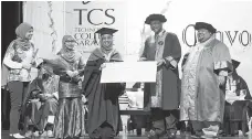  ??  ?? KARIM menyampaik­an anugerah kepada graduan ijazah terbaik, Nur Shakirin Mohamad pada Konvokesye­n Ke-14 TCS di Kuching. Turut kelihatan Azri (kanan).