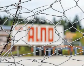  ?? FOTO: THOMAS WARNACK ?? Blick auf das Alno-Werksgelän­de in Pfullendor­f: Die Unternehme­rfamilie Hastor wirft den früheren Vorständen des Küchenbaue­rs vor, das Ausmaß der Krise verschleie­rt zu haben.