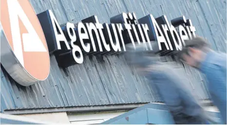  ?? ARCHIVFOTO: ARNE DEDERT / DPA ?? Positive Zahlen von der Agentur für Arbeit: Im November hat sich die Arbeitslos­enzahl in Ostwürttem­berg im Vergleich zum Vormonat noch einmal leicht verringert.