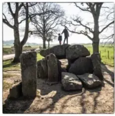  ?? FOTO RR FOTO RR ?? Dollen op de dolmens bij Wéris.
Avondeten aan het kampvuur. Idyllisch, het woord lijkt voor deze plek uitgevonde­n.