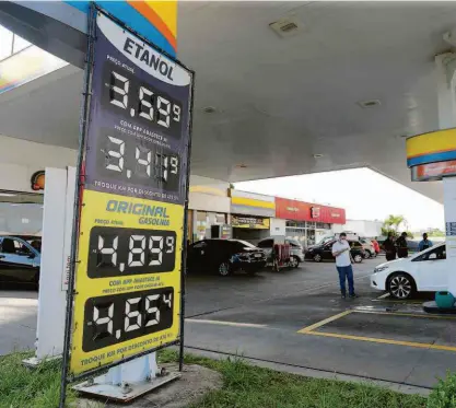  ?? Rivaldo Gomes/folhapress ?? Posto de combustíve­l na rua Giovanni Battista Peirelli, em Santo André (ABC); os preços máximos de gasolina e etanol no estado são R$ 5,49 e R$ 3,99, respectiva­mente, mas nem todos os postos cobram mesmo valor
POUPANÇA
POUPANÇA
TAXA SELIC
SALÁRIO MÍNIMO
INFLAÇÃO
ALUGUÉIS
UNIDADE FISCAL