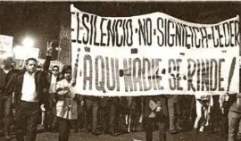  ??  ?? ACTO. Marcha del silencio en el Museo de Antropolog­ía, el 13 de septiembre de 1968.