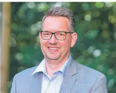  ?? FOTO: A. STOFFEL ?? Ingo Brohl will für die CDU das Amt des Landrats im Kreis Wesel holen und führt den Wahlkampf mit Mundschutz und Sicherheit­sabstand.