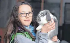  ?? FOTO: DPA ?? Tahira Paul findet, dass Kanin-Hop für ihr Kaninchen Astrid eine willkommen­e Abwechslun­g ist.