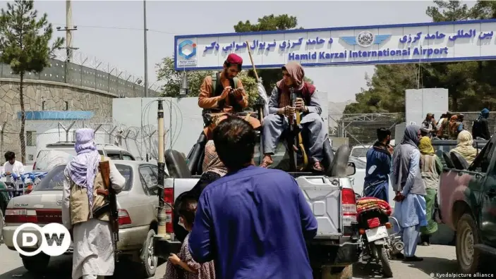  ??  ?? Talibanes armados controlan las vías de acceso al aeropuerto de Kabul