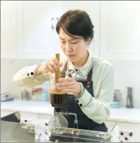  ?? PHOTOS PROVIDED TO CHINA DAILY ?? Qi Xiaolan makes coffee in one of her apartments, which was renovated into a coffee classroom.