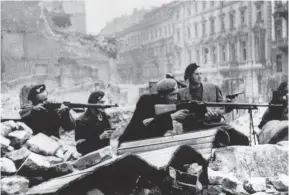 ??  ?? La Operación Tempestad fue el nombre en clave dado por los miembros de la resistenci­a polaca (abajo) a una serie de levantamie­ntos antinazis a finales de 1944.