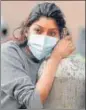  ?? REUTERS ?? A woman waits with an oxygen cylinder at a refill centre.